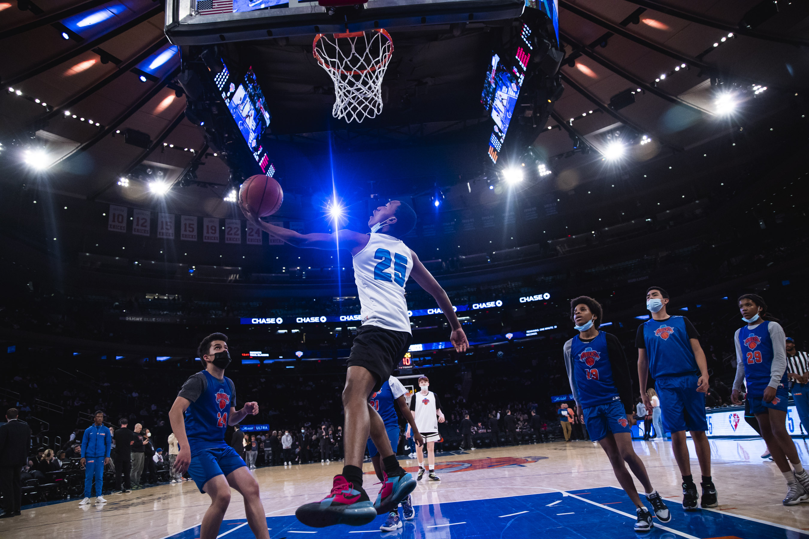basketball player jumps on knicks court